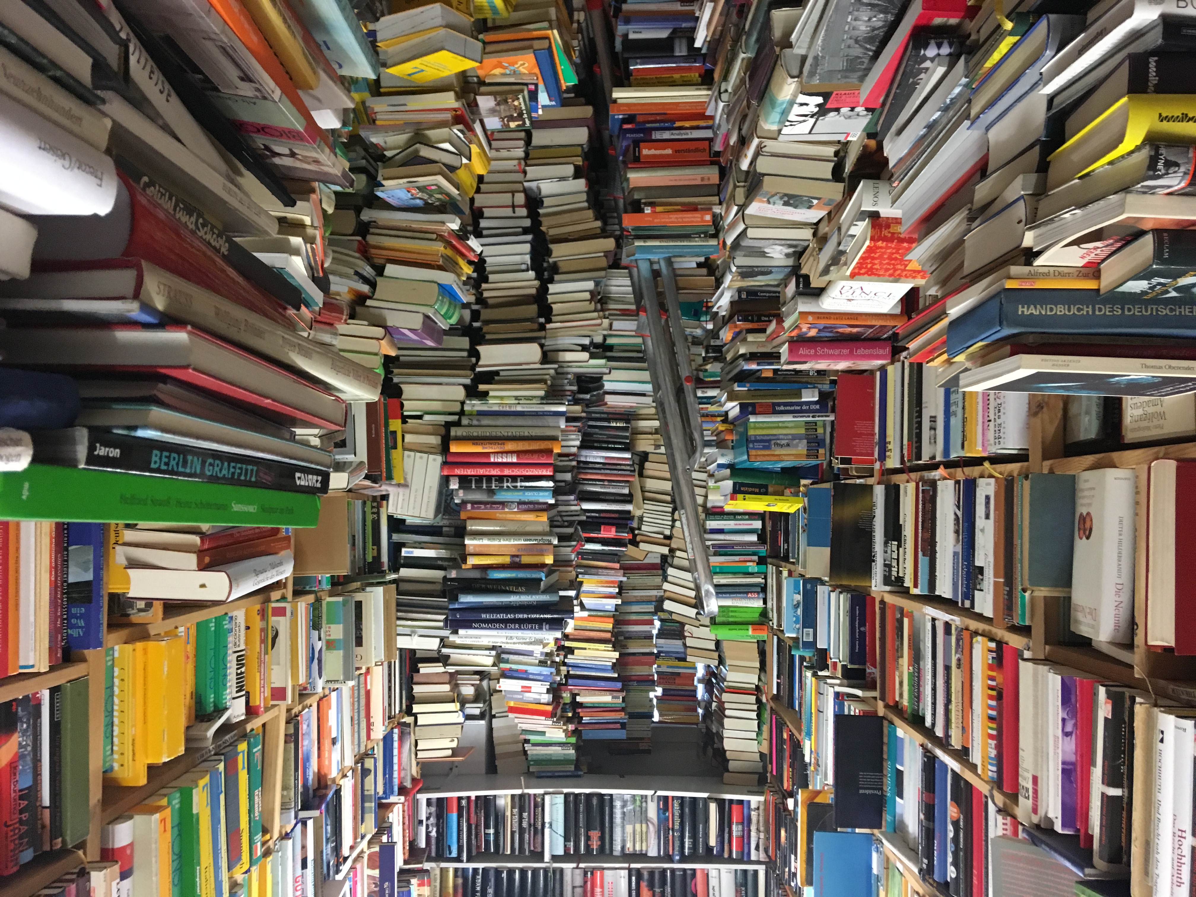 Bücherstapel in einem gut gefüllten Secondhand-Buchladen